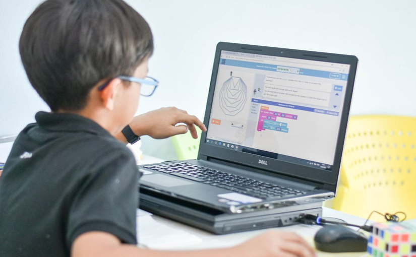 Pendidikan Digital: Mempersiapkan Siswa untuk Dunia Maya